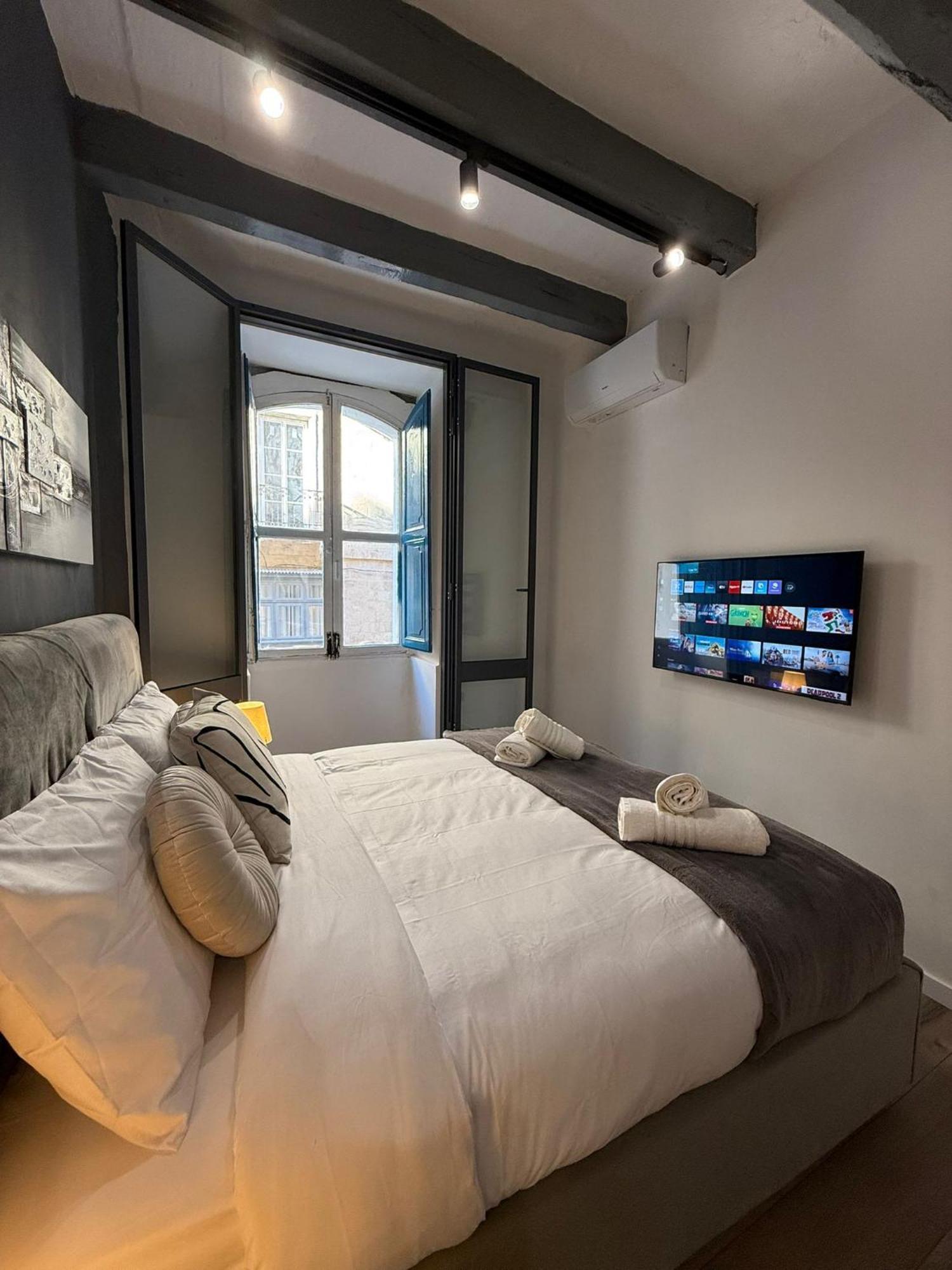 Iconic Apartment *